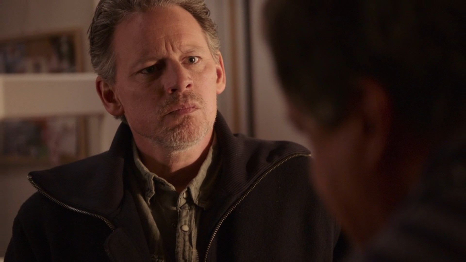 Julian wil niet dat Henk zomaar Laura's spullen wegdoet.